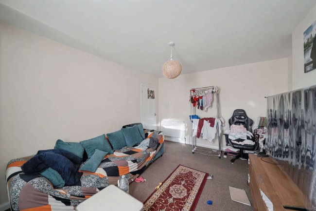 105 Bedfont Close, Feltham, TW14 8LH 1