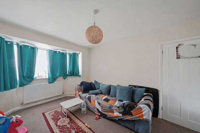 105 Bedfont Close, Feltham, TW14 8LH 1