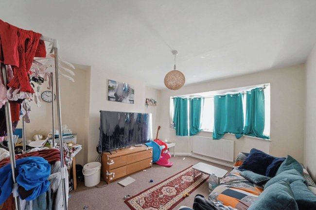 105 Bedfont Close, Feltham, TW14 8LH 1