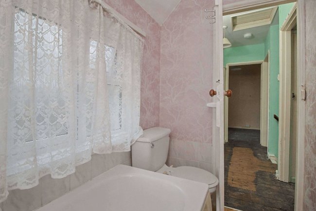 2 The Crescent, Pewsey, Wiltshire, SN9 5DP 31