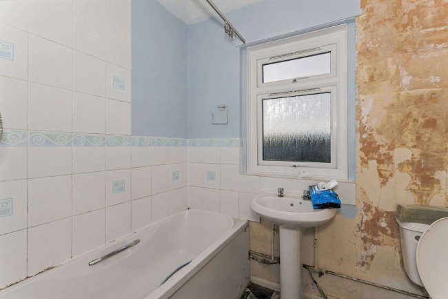 10 Gloucester Crescent, Rushden, NN10 0BG 5