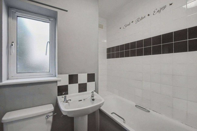 78A Stopford Road, London, E13 0LZ 2