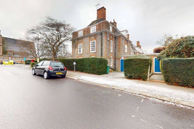 8 North Square, Hampstead Garden Suburb, London NW11 7AA 10