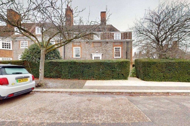 8 North Square, Hampstead Garden Suburb, London NW11 7AA 10