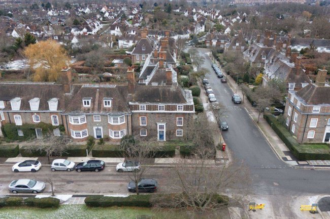 8 North Square, Hampstead Garden Suburb, London NW11 7AA 10
