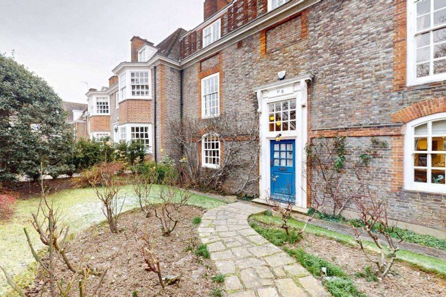 8 North Square, Hampstead Garden Suburb, London NW11 7AA 10