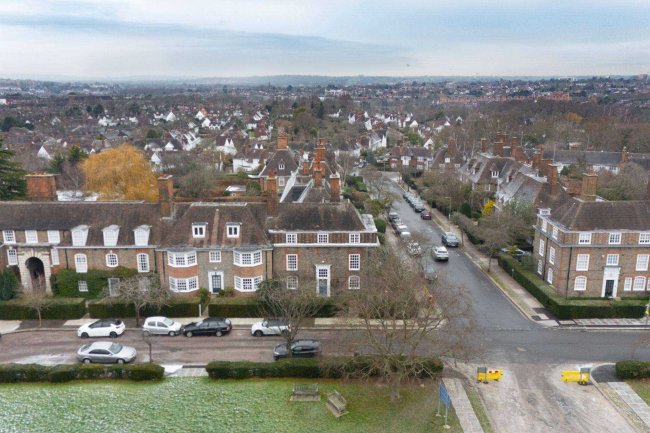8 North Square, Hampstead Garden Suburb, London NW11 7AA 10