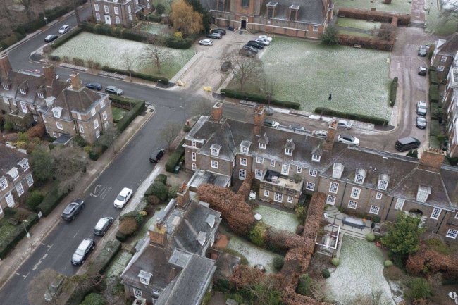 8 North Square, Hampstead Garden Suburb, London NW11 7AA 10