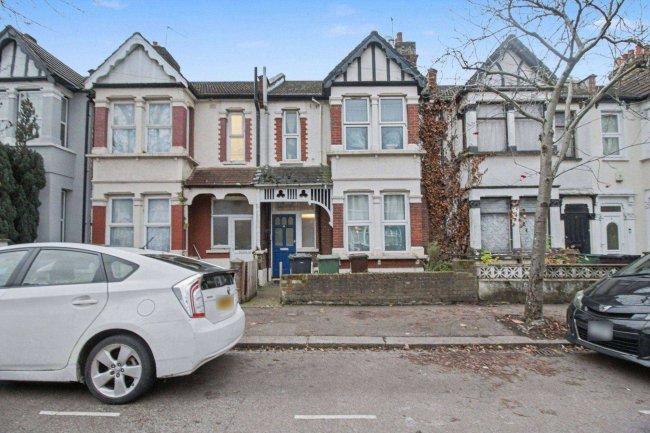 Flat B, 10 Colchester Road, London, E10 6HA 63