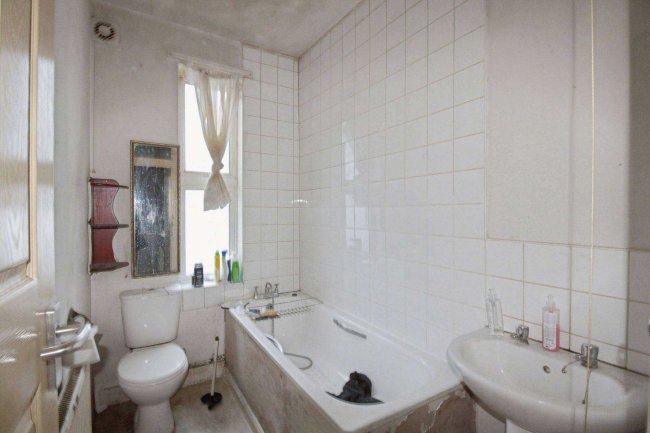 Flat B, 10 Colchester Road, London, E10 6HA 63