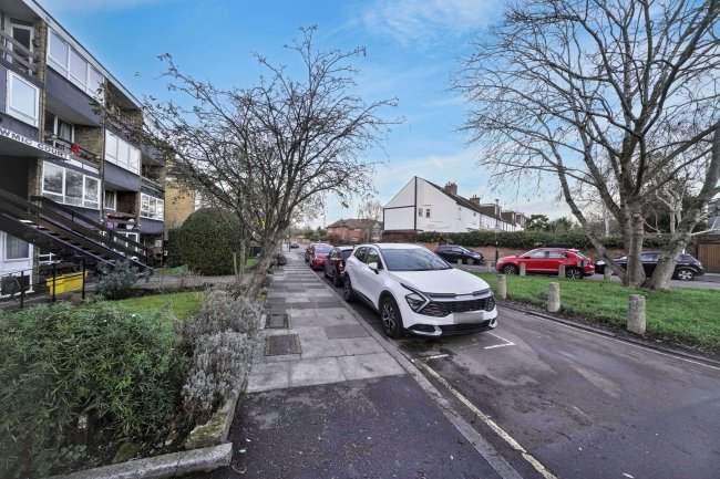 8 Howmic Court, Arlington Road, Twickenham, TW1 2BD 7