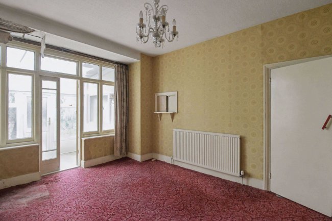 10 Mundon Gardens, Ilford, IG1 4AH 10