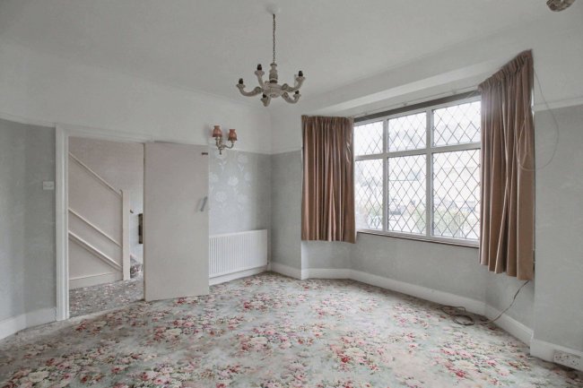 10 Mundon Gardens, Ilford, IG1 4AH 10