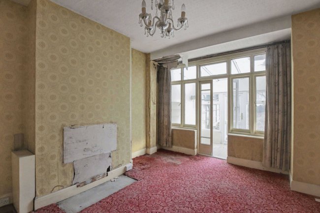 10 Mundon Gardens, Ilford, IG1 4AH 10