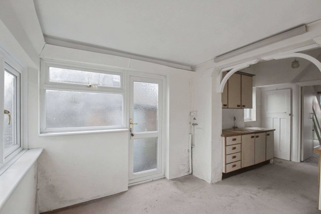 10 Mundon Gardens, Ilford, IG1 4AH 10