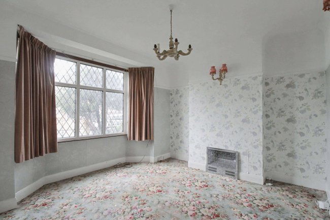 10 Mundon Gardens, Ilford, IG1 4AH 10