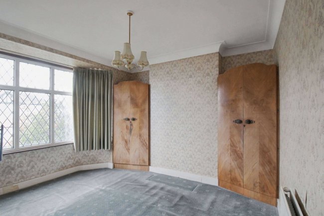 10 Mundon Gardens, Ilford, IG1 4AH 10