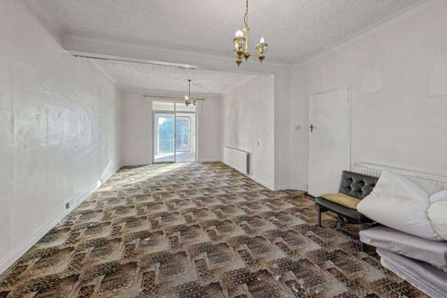 90 Ashurst Drive, Gants Hill, Ilford IG2 6SB 4