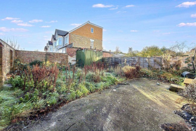 90 Ashurst Drive, Gants Hill, Ilford IG2 6SB 4