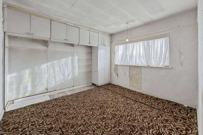 90 Ashurst Drive, Gants Hill, Ilford IG2 6SB 4