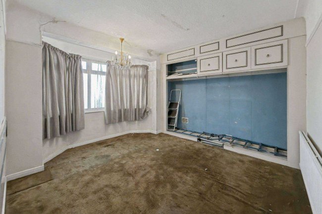 90 Ashurst Drive, Gants Hill, Ilford IG2 6SB 4