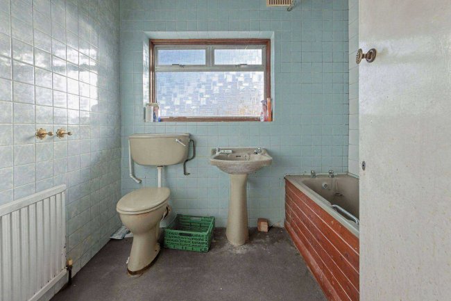 90 Ashurst Drive, Gants Hill, Ilford IG2 6SB 4