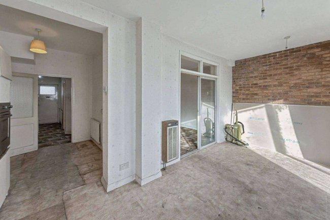 90 Ashurst Drive, Gants Hill, Ilford IG2 6SB 4