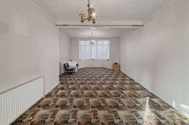 90 Ashurst Drive, Gants Hill, Ilford IG2 6SB 4