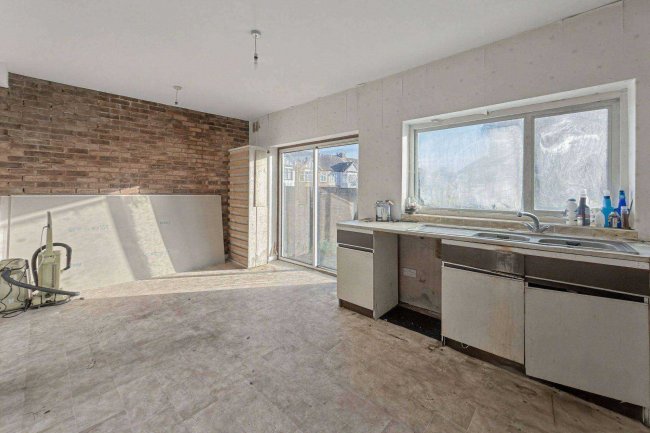 90 Ashurst Drive, Gants Hill, Ilford IG2 6SB 4