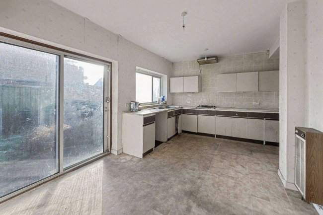 90 Ashurst Drive, Gants Hill, Ilford IG2 6SB 4