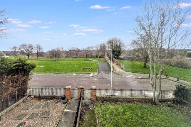 1/1A Tynevale Terrace, Bensham, Gateshead, Tyne & Wear, NE8 2XY 92