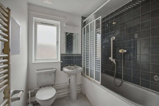 16 Pear Road, Leytonstone, London, E11 4YP 14