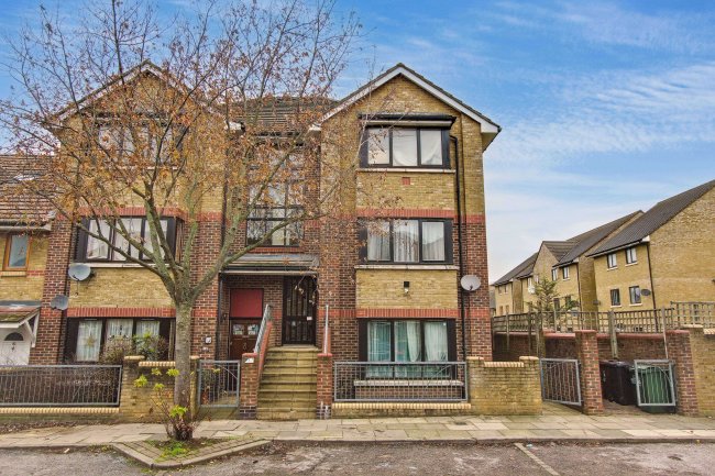 16 Pear Road, Leytonstone, London, E11 4YP 14