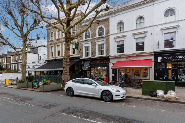 85 Hammersmith Grove, London, W6 0NQ 97