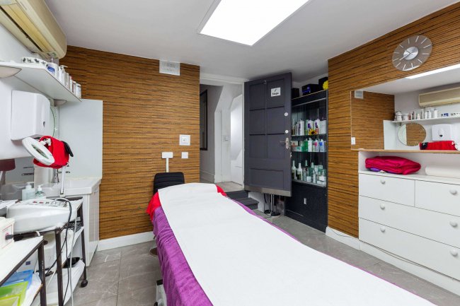 85 Hammersmith Grove, London, W6 0NQ 97