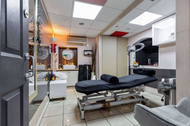 85 Hammersmith Grove, London, W6 0NQ 97