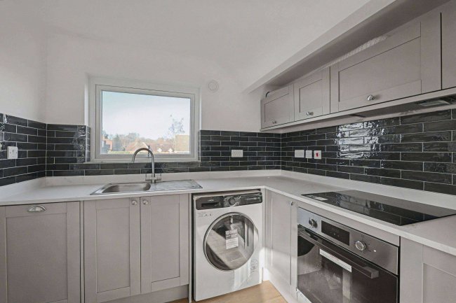 69 Headley Road, Liphook, Hampshire, GU30 7PR 8