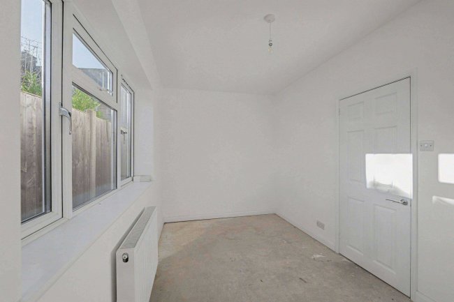 69 Headley Road, Liphook, Hampshire, GU30 7PR 8