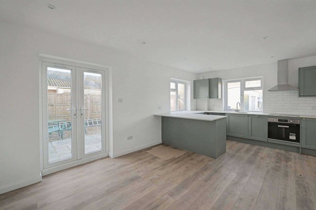 69 Headley Road, Liphook, Hampshire, GU30 7PR 8