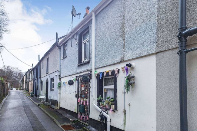 16 Holyrood Terrace, Tonypandy, CF40 2HP 24