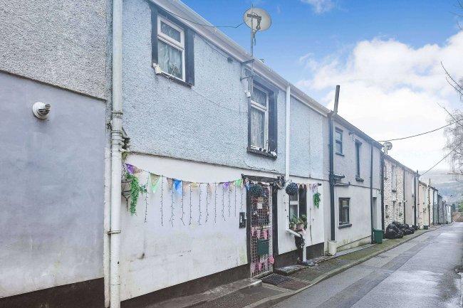 16 Holyrood Terrace, Tonypandy, CF40 2HP 24