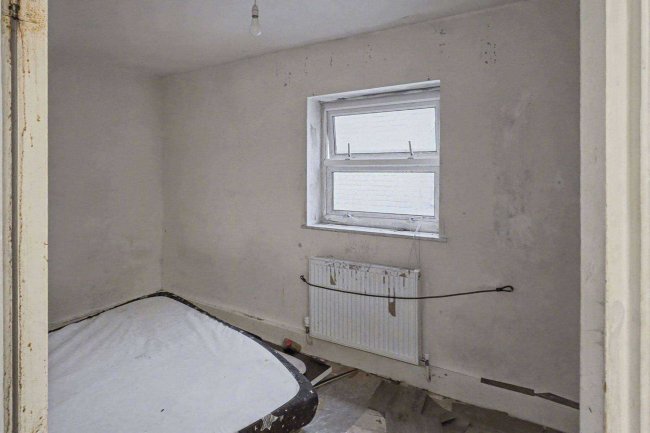 Flat B, 12 Churchill Road, Willesden, London NW2 5EA 32