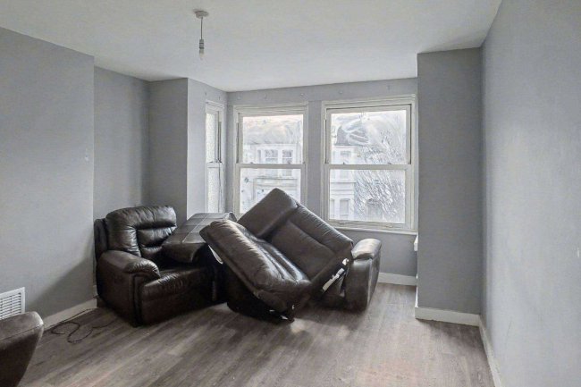 Flat B, 12 Churchill Road, Willesden, London NW2 5EA 32