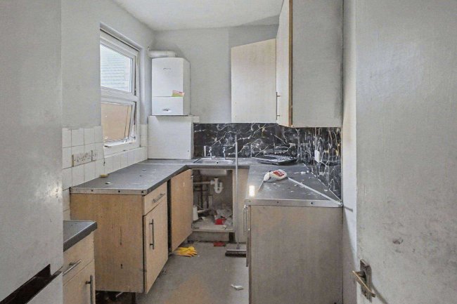 Flat B, 12 Churchill Road, Willesden, London NW2 5EA 32