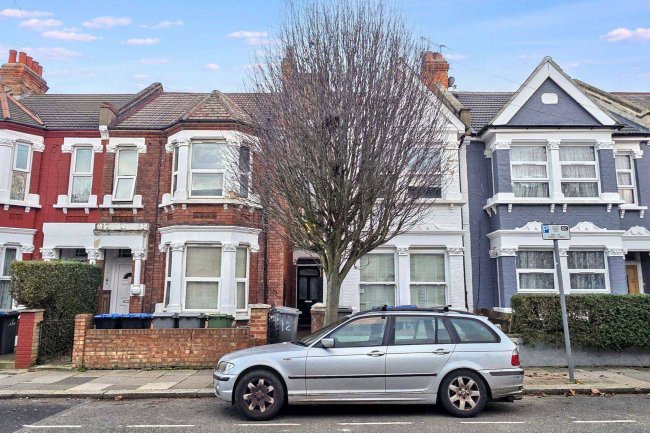 Flat B, 12 Churchill Road, Willesden, London NW2 5EA 32