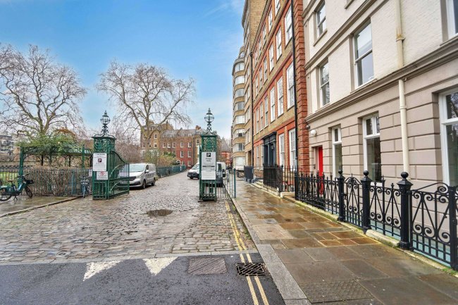 Flat 5 Florin Court, Charterhouse Square, Barbican, London, EC1M 6ET 66