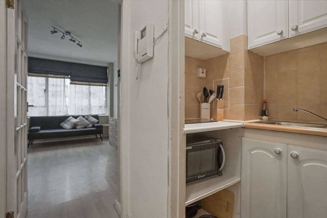 Flat 5 Florin Court, Charterhouse Square, Barbican, London, EC1M 6ET 66