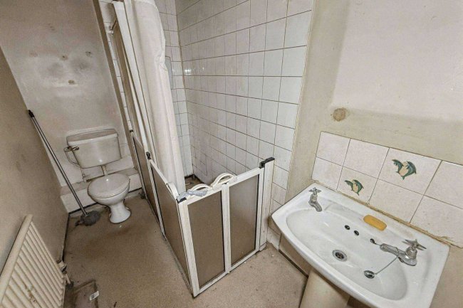 35 Selbourne Street, South Shields, NE33 2TB 23