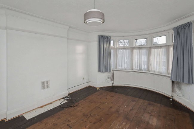 11 Church Crescent, London N20 0JR 74