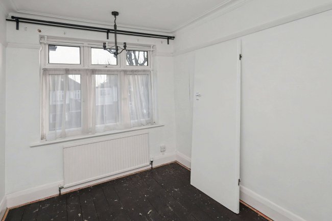 11 Church Crescent, London N20 0JR 74